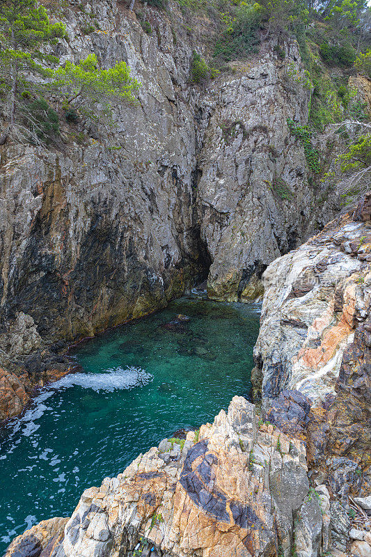 Cala Fosca, Camí de Ronda, Palamós -带岩脉的火成岩